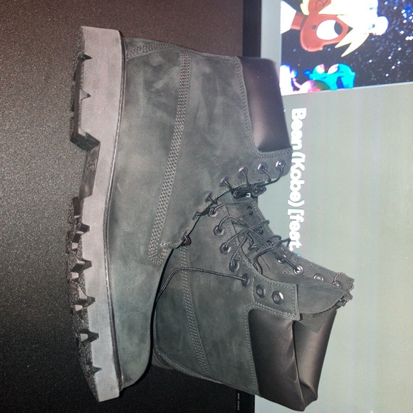 Black timberlands sz11 SEND OFFERS box comes with the boots
